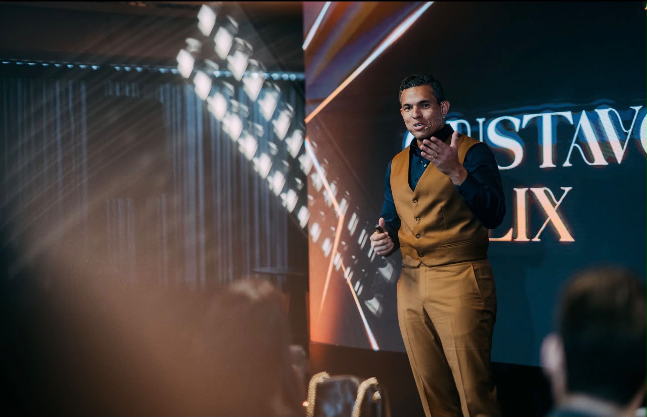 Gustavo Félix palestrando no palco para o time comercial